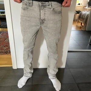 Levi's 511 grå - Säljer nu mina Levi's jeans som knappast är använda. De köptes på Salty Dog för 1600kr, men har tyvärr inget kvitto kvar. De är i fint skick och saknar defekter/fläckar. Skriv om du är intresserad eller vill ha fler bilder!