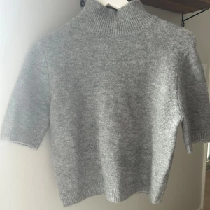 Stickad polotopp  - Super snygg stickad topp i polo från zara. Storlek M. Sparsamt använd!