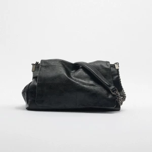 Zara väska  - Säljer denna skitsnygga populära väska från zara. Har tyvärr inte kommit till användning alls så därför jag säljer💕 skriv för fler bilder💋