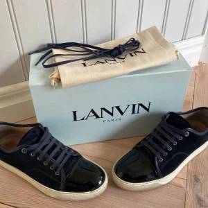 Lanvins  - Säljer nu dessa marinblåa lanvins i topp skick🤩 anledningen till att jag säljer dem är för att de är helt enkelt för stora. (Uk9) Allt og ingår som box, dustbag och extra snören✅ Vid minsta fråga hör av dig🤗