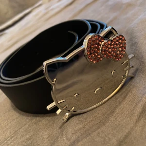 Hello Kitty skärp  - Supergulligt Hello Kitty skärp med rosa rhinestones  Kontakta för mått osv