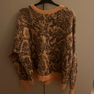 Stickad tröka - Säljer denna stickade tröja, mer rosa i verkligheten men ljuset i mitt rum är inte topp!🩷 Fint skick men kommer inte till någon användning!