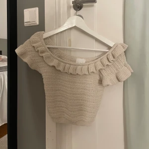 Beige topp - En perfekt och fin topp ifrån hm💓jätte fint skick och inget större använd!