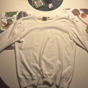 Oscar Jacobsson tröja 600 - Tröjan är i bra skick och säljer på grund av att den är för liten. Storlek M, Inköpt för 1300 kr