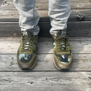 Valentino Rockrunners - Säljer dessa Valentino Rockrunners i storlek 42. Skick 7/10 priset är inte hugget i sten. Hör av dig om du har några funderingar.