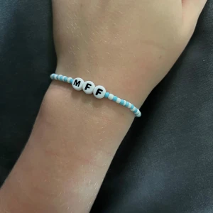 Malmö ff armband🩵🤍 - Malmö ff armband! Passar alla typer av handleder! Om du söker ett specifikt lag så är de bara att du kommer privat så löser vi det!☺️☺️