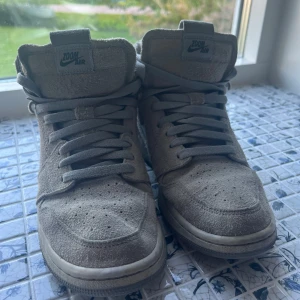 Air Jordan 1  - Gråa mocka Jordans 1 köpt från Nikes egna hemsida. Välanvända men i gott skick på utsidan! 