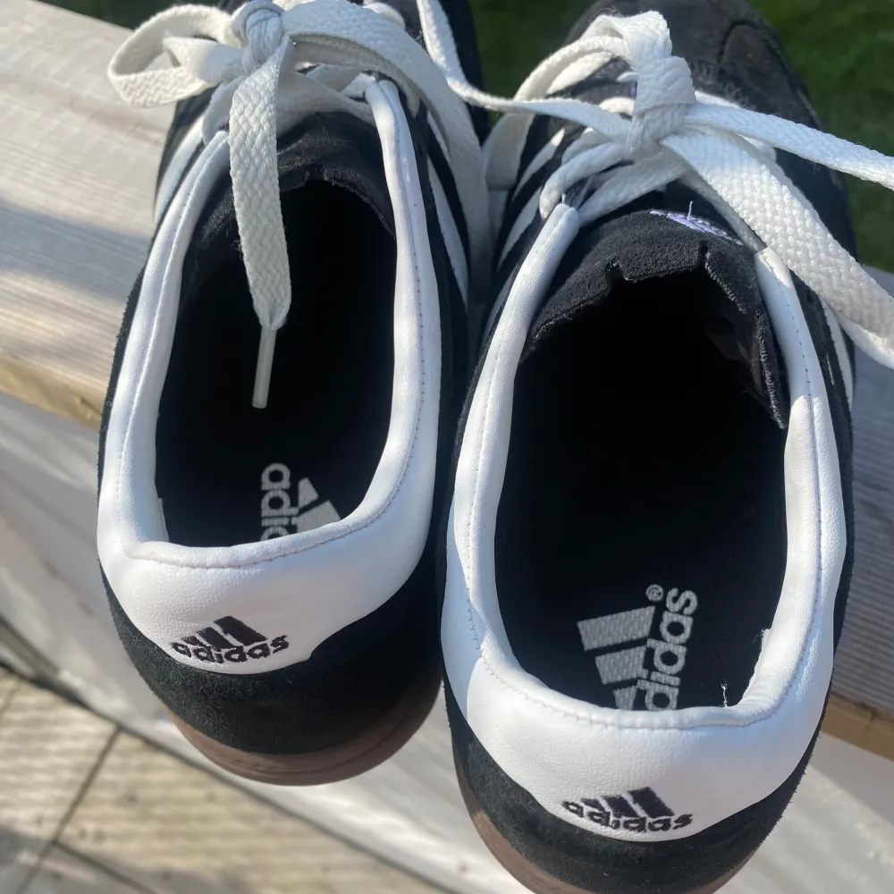 Jag säljer ett par Adidas spezial i storlek 37 1/2  väldigt bra skick de är använda 2-3 gånger men ser o rörda ut nytt pris är 1379kr . Skor.