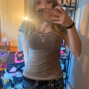 Grå t-shirt - Super fin grå t-shirt ifrån noa noa