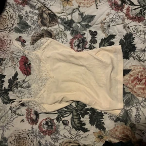 Linne med spets - Ett jätte fint linne med spets som är använd några gånger och är i toppenskick 