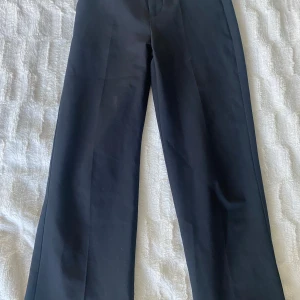 Kostymbyxor  - Säljer nu ett par fina kostymbyxor från Grunt då dom är för små🩷Storlek 134/140