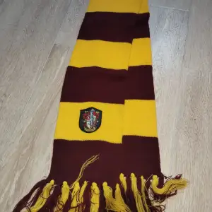 En Harry Potter Gryffindor Halsduk. Jättefin skön och i nyskick. Använd väldigt sällan. Köpt för ett dyrt pris. 