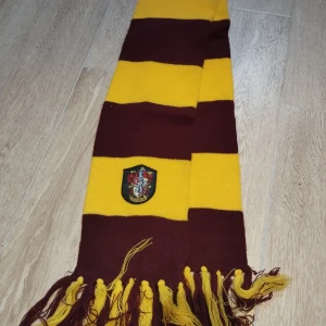 Harry Potter Gryffindor Halsduk - En Harry Potter Gryffindor Halsduk. Jättefin skön och i nyskick. Använd väldigt sällan. Köpt för ett dyrt pris. 