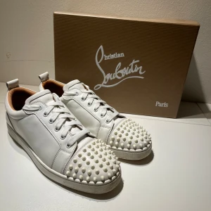 Christian Louboutin - Säljer nu mina superfina Christian Louboutins som jag haft i ett halvår pga att jag ska köpa nya skicket är 7,5/10. Det finns små tecken på användning på sidorna och under skon men det är ingenting som märks på avstånd. Öppen för prutning 👍