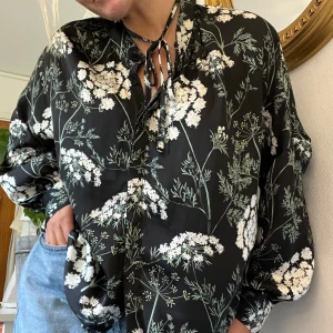 Blommig blus  - Långärmad blus med blommor, kan välja att knyta kring hals - gillar båda . Frakt tillkommer på 58kr 🫶🏻