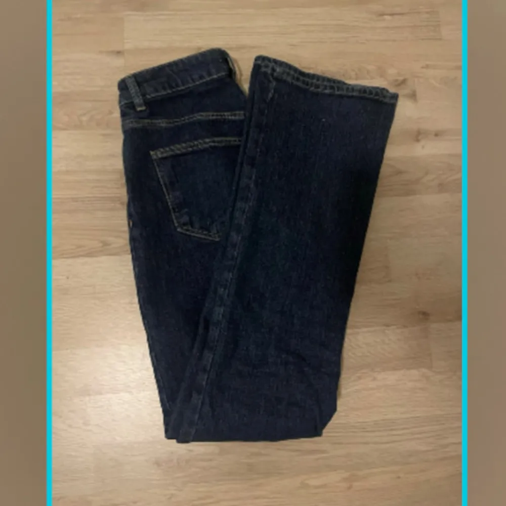 Ett par mörkblåa jeans ifrån Gina tricot. Fick  dom för en månad sedan, aldrig använd bara testat. Fick dom i present. Dom är i storlek 34 mid waist bootcut jeans.. Jeans & Byxor.