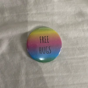 FREE HUGS pin - Köptes på närcon (2019?). Bra skick!! 