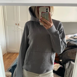hoodie - Säljer min jättefina hoodie då den tyvärr inte kommer till användning. Den är sparsamt använd och har knappt några defekter. Den är storlek XS men den passar en S och kanske även M. Köpte hoodien ny för 499 kronor. Skriv via frågor o annat💞 