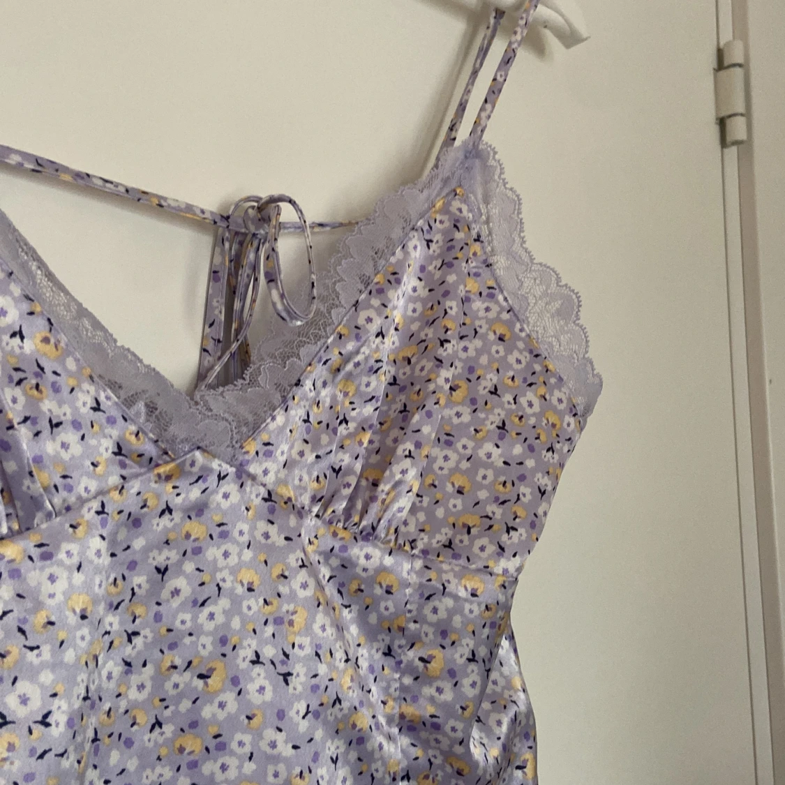 Ljuslila blommig klänning från H&M Divided - 92