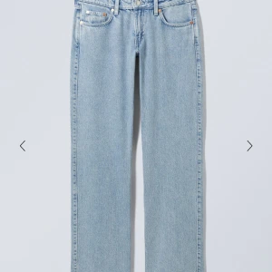 Lågmidjade jeans - Säljer mina jättefina populära jeans ifrån weekday i modellen Arrow. De är i storlek 26/32. De är använda men i mycket bra skick, inga defekter. nypris 600 kronor. Skriv via frågor o annat💞