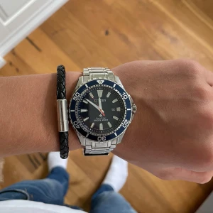 CITIZEN mörkblå klocka  - Säljer nu min väldigt fina CITIZEN klocka för den aldrig kommer till användning!! Klocka är i väldigt fint skick, förutom att en länk är lite trasig som man ser på sista bilden. Man får originalbox och extra länkar mm! Hör av er om ni undrar något!🤝🏻