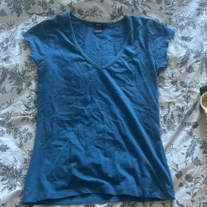 Tshirt  - Säljer denna blåa tshirt från Filippa k då den inte används. Jättefint skick. 