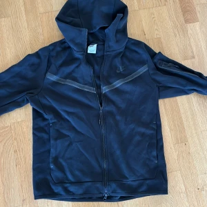 Nike tech fleece  - Tjena! Säljer denna då den är för liten! Använd 5 gånger. Ny pris 1299.