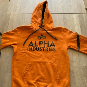 Alpha industries - Hej säljer nu min gamla Alpha Industries tröja då den inte passar mig längre, tröjan är i mycket fint skick, 8/10 pris kan diskuteras vid snabb affär.