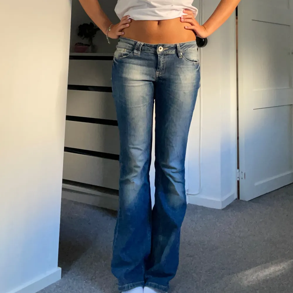 super snygga lågmidjade bootcutjeans, dom passar bra på mig som är 168🥰🥰Midjan: 78 cm och Innerbenslängden: 80 cm💕. Jeans & Byxor.