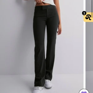 Kostymbyxor - Säljer dessa jättefina lågmidjade kostymbyxor från nelly i strlk 38 pga att de blivit för stora för mig 🫶🏼 De är använda o lite noppriga, därav priset som går att diskuteras! 💕💕 Nypris 399kr