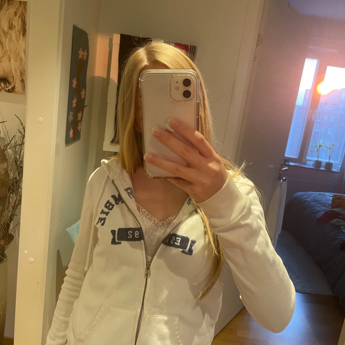 Vit zip up hoodie🤍