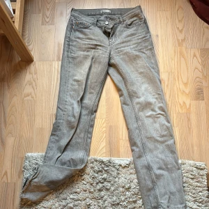 Lågmidjade straight jeans - Storlek 32, bra skick! Lågmidjade och snygga 💘💘