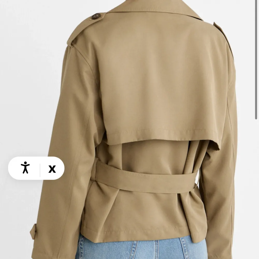 Säljer en snygg beige trenchcoat med klassisk dubbelknäppning och axelklaffar. Jackan har ett bälte i midjan och är perfekt för vår och höst. Den är stilren och passar både till vardags och fest. frpn stradivarius köpt för 400kr. Takit.