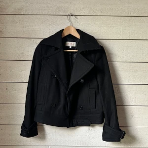 Kappa  - Midjelång svart kappa i ull. Använd men i nyskick. Skriv för frågor och fler bilder!💕