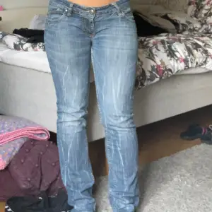 Jättefina low waist jeans köpta på Sellpy❤️ De kommer inte till någon användning. Deras storlek är 40, men passar nog också 36 och 38. De har ett litet hål på baksidan (bild) men syns knappt när man har på sig dem.   Pris kan diskuteras💕