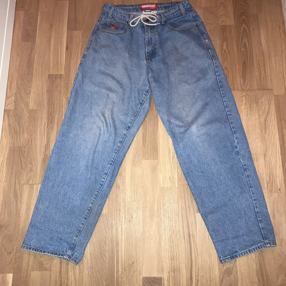 Säljer dessa butter goods jeans för dem inte kommer så mycket till användning. Inga defekter förutom lite slit längst ner på ena benet som inte märks alls.  Storlek 28 väldigt baggy pris kan diskuteras!Skriv om ni har frågor eller funderingar! :). Jeans & Byxor.