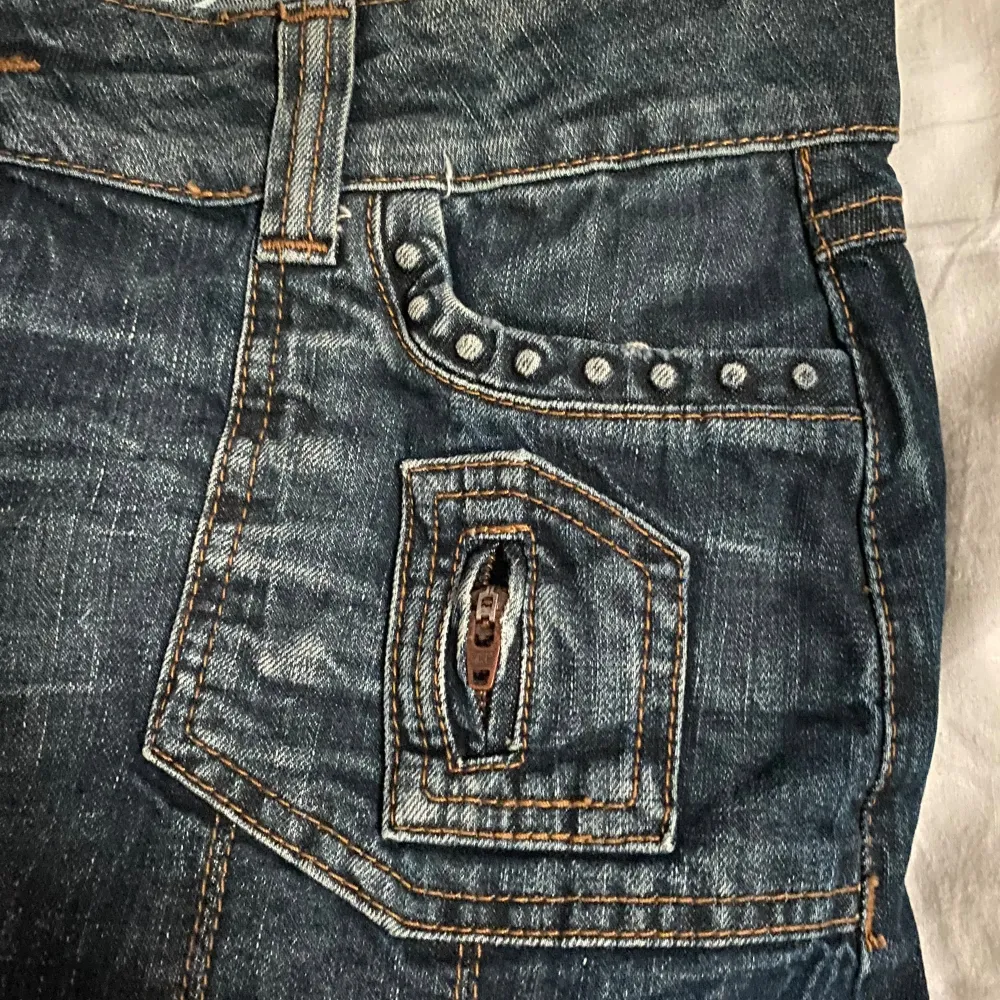 Säljer en supercool jeanskjol med nitar och fickor fram och bak. Kjolen har en snygg tvättad look och är ifrån Myrorna. Den har också dekorativa sömmar och små detaljer som ger den en touch. Har inte kommit till så mycket användning för den passar inte mig :(. Kjolar.