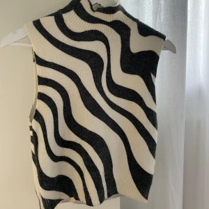 Zebramönstrad stickad väst - Säljer en superfin zebramönstrad stickad väst i svart och vit. Västen är i nyskick och är i storlek M men sitter tajt så passar S och XS💕