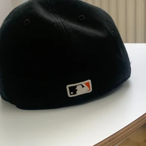 59fifty keps - Säljer 9/10 skick keps för 50kr. Storleken visas på bilden och  passar till vad som helst. Soft plagg till hösten också:) 