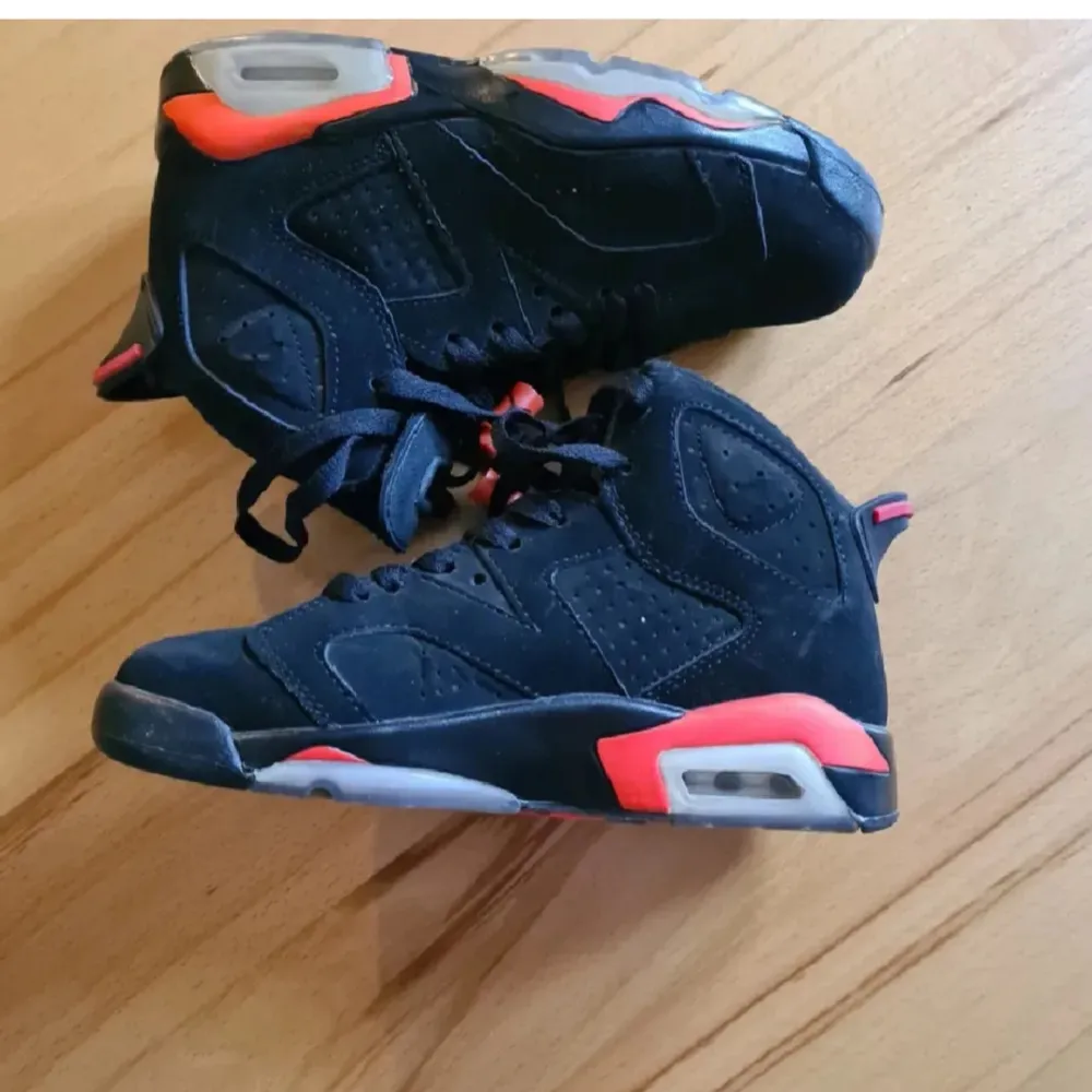 Jordan 6. Varsity Red. Storlek 36. Mycket bekväma och bra skick enligt bilder. Passar både killar och tjejer. KOM GÄRNA MED PRISFÖRSLAG OM DU HAR TÄNKT FULLFÖLJA KÖPET!. Skor.