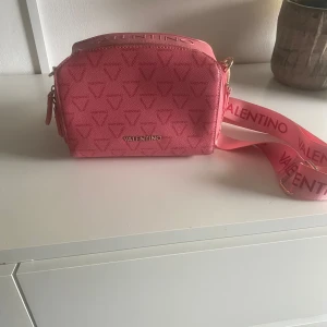Valentino väska - En rosa valentino väska, köpt för runt 800kr och den är använd men ändå i bra skick. Säljs för 275.