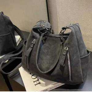 Grå axelväska med dragkedjor - Snygg och praktisk grå axelväska. Väskan har flera dragkedjor och extra förvaring och en stilren design som passar till alla tillfällen. Perfekt för både vardag och fest! skriv om du har några frågor eller liknande 🤗rymlig 