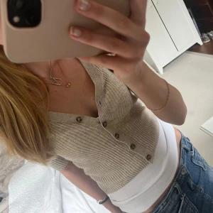 Topp - Vacker trekvartsärmad topp från ”&otherstories” . Den är köpt begagnad men i bra skick. Ett litet hål under ena ärmen men inget som syns på.