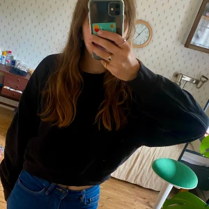 Svart tröja - Använd några gånger, lite noppig som ni ser på bilden.