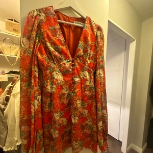 Adoore klänning  - En fin Adoore klänning som är använd Max 4 gånger,  Strl 36 Nypris 1500kr 