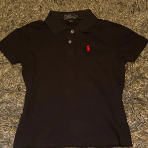 Polo Ralph Lauren Piké  - Säljer en Polo Ralph Lauren pikétröja i stolek M (passar för barn mellan 10-12 år) (Detta är en gammal modell därav ser stolekslappen lite äldre än nuvarande)  Pris 300kr, men priset går absolut att diskutera!  