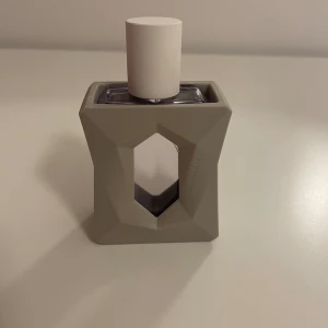 Ariana Grande parfym  - Hej, säljer denna Ariana Grande parfymen i 30 ml!! Priset går att diskutera🌸🌸