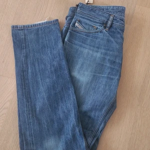 diesel jeans - riktigt coola diesel jeans, säljer dem pga att de e för långa för mig! aldrig använda av mig men jag köpte dem på loppis! W 34! L 34!!