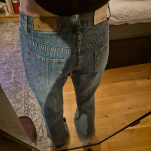 Blå bootcut jeans från b.young - Säljer ett par snygga blå bootcut jeans från b.young 💕💞