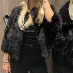 Svart pälsjacka  - Super snygg!! Har varit en jätte favorit men känner att de är dags för mig att sälja. Fint skick!💋💋